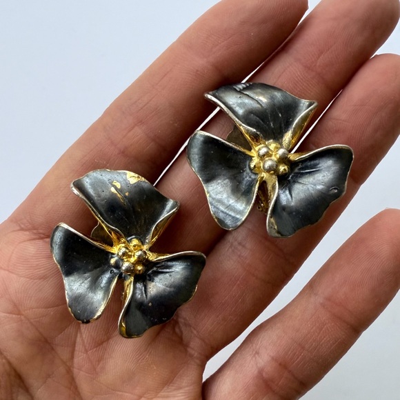 Vintage Chanel 1950s Gold-Plated Hydrangea Flower Clip Earrings by Lina Baretti - Picture 2 of 15